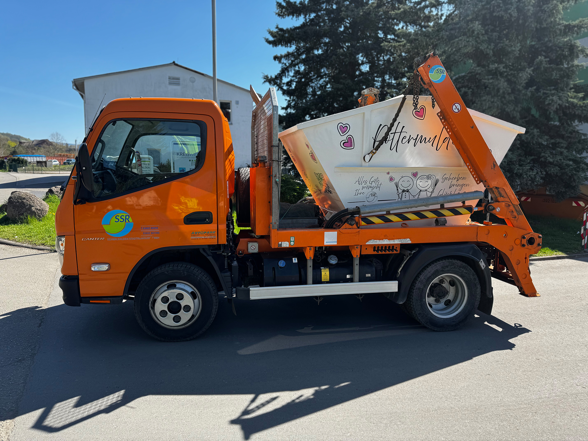 Weißer Container auf Multicar-Absetzfahrzeug