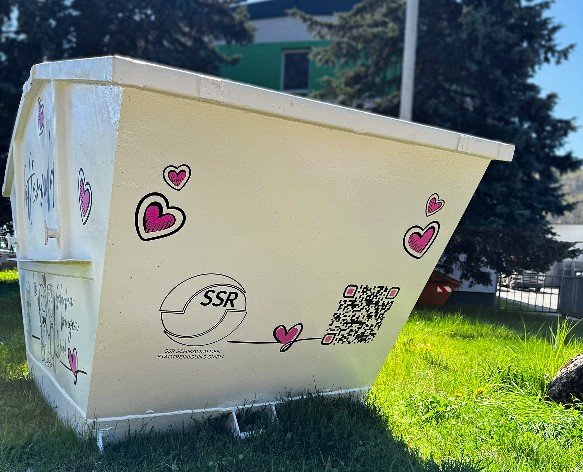Weißer Container mit QR-Code und rosa Herzen